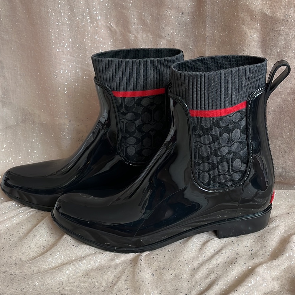Brand New Coach Rivington Rain Booties Pull On Knit & Rubber Boots Black w/ Red